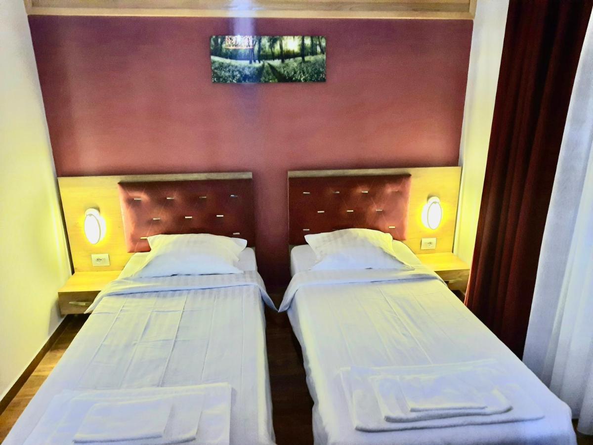 Vila Alexander B&B Valbona Exteriör bild
