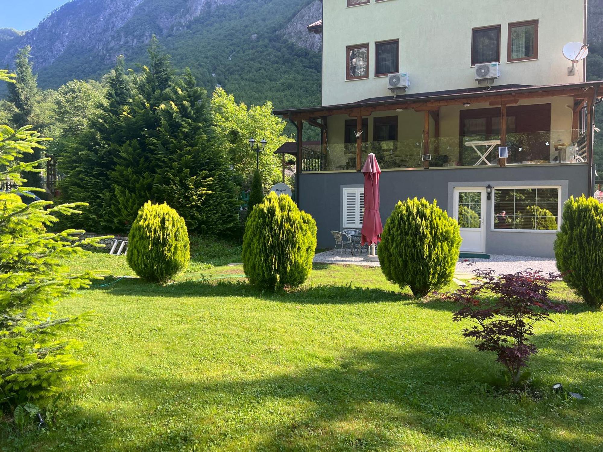 Vila Alexander B&B Valbona Exteriör bild