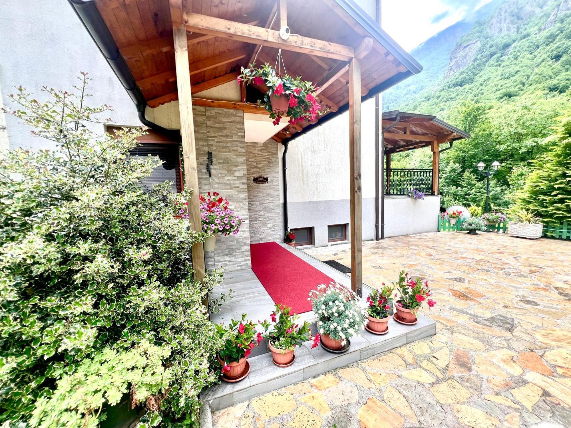 Vila Alexander B&B Valbona Exteriör bild